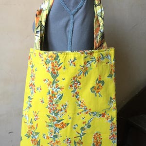 Reversible, gefütterte, rechteckige XL-Einkaufstasche für Damen aus Vintage-Canvas im Stil der 1950er-Jahre mit Girlanden aus Blumen und Blattwerk in Gelb, Grün, Orange