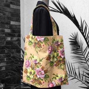 XL-Einkaufstasche, Tragetasche, wendbar gefüttert für Damen aus Vintage-Canvas-Stoff Marignan Vintage 1950er-1970er Jahre Komposition aus Blumen auf beigem Hintergrund