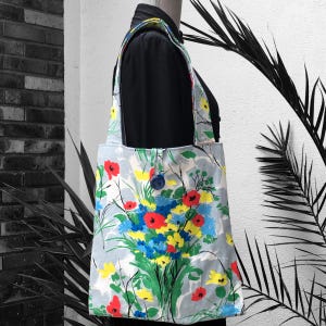 Wendbare, gefütterte Einkaufstasche für Damen aus Vintage-Canvas mit strukturiertem Baumwollrindenstoff aus den 1950er Jahren, Blumen in Rot, Blau, Gelb, Grün auf weißgrauem Hintergrund