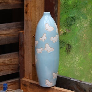 Wysoki wazon ceramiczny z białymi motylami - rustykalny wystrój domu - vintage - z drugiej ręki - wazon na suche kwiaty - ceramiczny - jasnoniebieski i biały