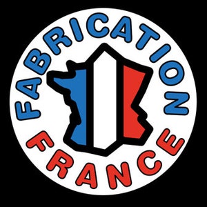 Pode incluir: Um c&iacute;rculo branco com as palavras "Fabrication France" em letras azuis ao redor do exterior. Dentro do c&iacute;rculo h&aacute; um contorno azul, branco e vermelho do pa&iacute;s da Fran&ccedil;a.