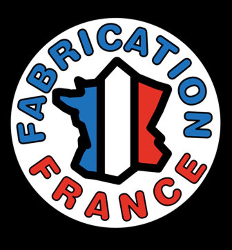 Pode incluir: Um c&iacute;rculo branco com as palavras "Fabrication France" em letras azuis ao redor do exterior. Dentro do c&iacute;rculo h&aacute; um contorno azul, branco e vermelho do pa&iacute;s da Fran&ccedil;a.