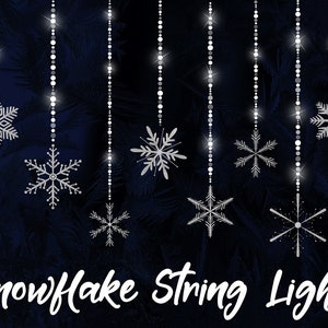 Op de afbeelding: Zilveren sneeuwvlokken-lichtjesketting op een donkerblauwe achtergrond. De lichtjes hangen aan de bovenkant van de afbeelding en zijn in een rij gerangschikt. De sneeuwvlokken zijn allemaal van verschillende grootte en vorm. De tekst "Snowflake String Lights" staat in het wit onderaan de afbeelding.