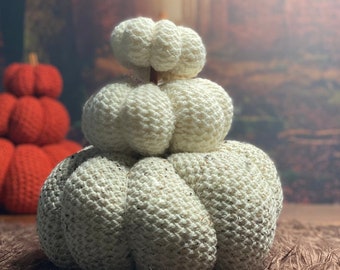 Calabazas de punto blancas, lana vegana con palito de  canela. Decoración de Halloween otoño