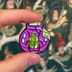 Épingle en émail scarabée dans une bouteille collection cadeau magica mr malkins