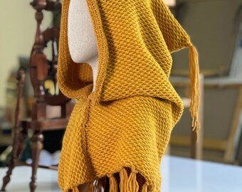 Capuche Skjoldehamn tricotée à la main en laine végétalienne cape de druide viking jaune moutarde GN médiéval