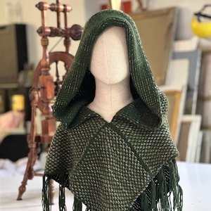 Handgemaakte Skjoldehamn-capuchon gemaakt van veganistische wol Viking druïde groen en grijs middeleeuws