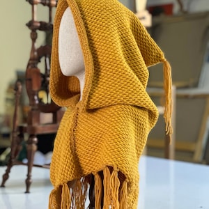 Capuche Skjoldehamn tricotée à la main en laine végétalienne cape de druide viking jaune moutarde GN médiéval image 1