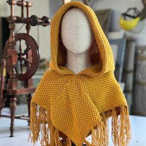 Capuche Skjoldehamn tricotée à la main en laine végétalienne cape de druide viking jaune moutarde GN médiéval image 2