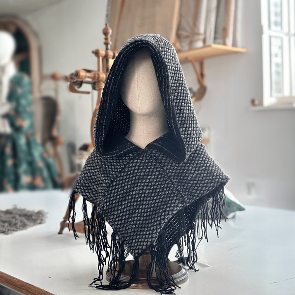 Capuche Skjoldehamn tricotée à la main en laine végétalienne cape de druide viking noir gris GN médiéval