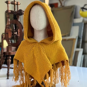 Capuche Skjoldehamn tricotée à la main en laine végétalienne cape de druide viking jaune moutarde GN médiéval image 4