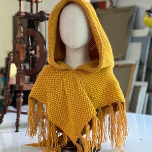 Capuche Skjoldehamn tricotée à la main en laine végétalienne cape de druide viking jaune moutarde GN médiéval image 3