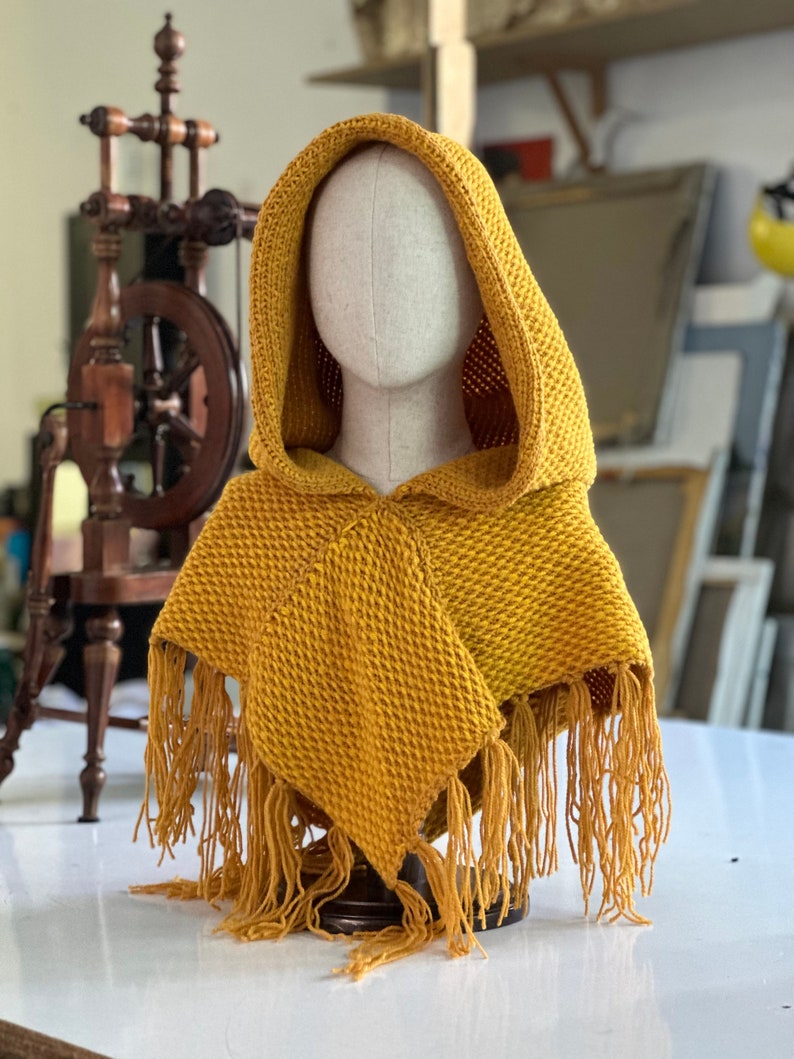 Capuche Skjoldehamn tricotée à la main en laine végétalienne cape de druide viking jaune moutarde GN médiéval image 3