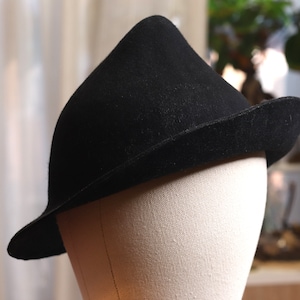 Sombrero de bruja / mago negro  hecho de fieltro