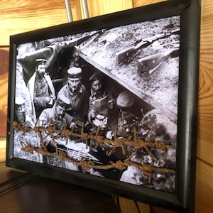 WW1 Deutsche Plakatkunst mit Stacheldraht Fragmenten | Echtes 100+ Jahre altes Artefakt | Trench Warfare Sammlerstück | WK1 Sammlerstücke