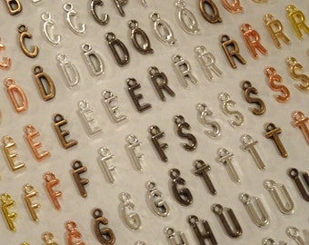 Charms de metal con letras o alfabetos en varios tonos