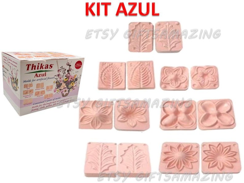 Puede incluir: Una caja de moldes Thikas Azul para flores artificiales, con el texto "KIT AZUL" en la parte superior. La caja es blanca con texto rojo y verde. Se muestran varios moldes rosas con varios dise&ntilde;os florales y de hojas.
