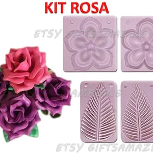 Puede incluir: Un juego de cuatro moldes de silicona para hornear. Los moldes son de color rosa y presentan un dise&ntilde;o de flor y un dise&ntilde;o de hoja. Los moldes est&aacute;n etiquetados como "KIT ROSA".