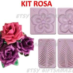 Puede incluir: Un juego de cuatro moldes de silicona para hornear. Los moldes son de color rosa y presentan un dise&ntilde;o de flor y un dise&ntilde;o de hoja. Los moldes est&aacute;n etiquetados como "KIT ROSA".