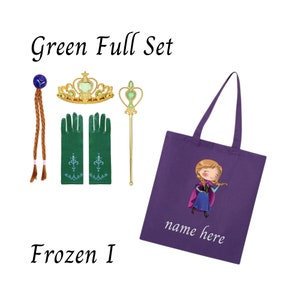 Puede incluir: Un conjunto de accesorios "Green Full Set" con tem&aacute;tica de Frozen I. Incluye un bolso tote morado con un gr&aacute;fico de personaje, una corona dorada, una varita, guantes verdes y un accesorio para el cabello marr&oacute;n. El texto en la bolsa dice "name here".