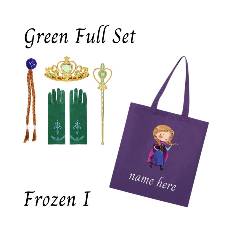 Puede incluir: Un conjunto de accesorios "Green Full Set" con tem&aacute;tica de Frozen I. Incluye un bolso tote morado con un gr&aacute;fico de personaje, una corona dorada, una varita, guantes verdes y un accesorio para el cabello marr&oacute;n. El texto en la bolsa dice "name here".