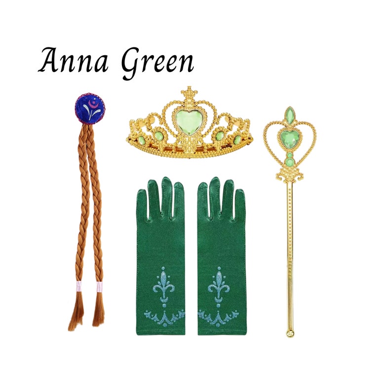 Puede incluir: Un conjunto de accesorios de disfraz que incluye una corona dorada con detalles verdes, un cetro dorado con una gema verde en forma de coraz&oacute;n y un par de guantes verdes con un dise&ntilde;o floral azul claro. Tambi&eacute;n incluye una pieza de cabello trenzado marr&oacute;n. El texto "Anna Green" est&aacute; en la parte superior.