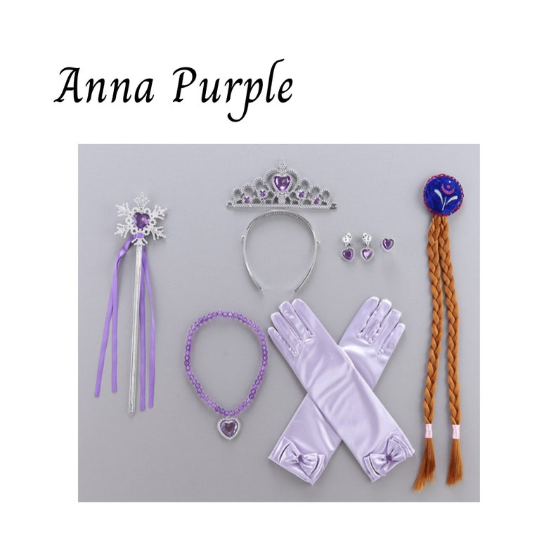 Puede incluir: Un conjunto de accesorios de princesa morados, que incluye una tiara, una varita, un collar, pendientes, guantes y una peluca trenzada. La tiara y la varita presentan dise&ntilde;os de coraz&oacute;n y copo de nieve. El texto "Anna Purple" est&aacute; en la parte superior.