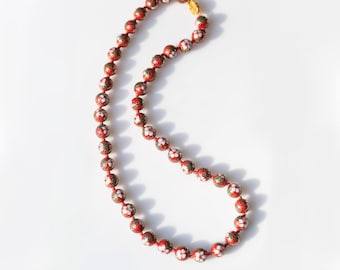 Collar anudado a mano rojo Cloisonne con broche dorado y cuentas florales doradas doradas