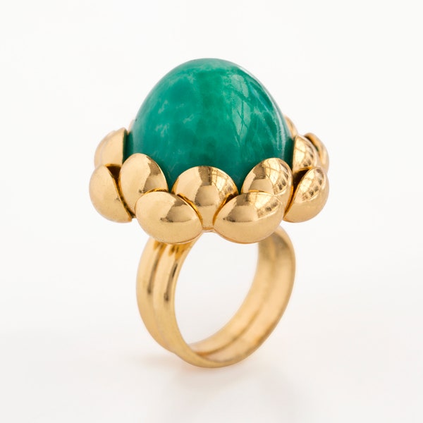 NAPIER Green Stone & Gold Tone Flower Ring With Adjustable Sizing And a Double Band in MINT vintage condition