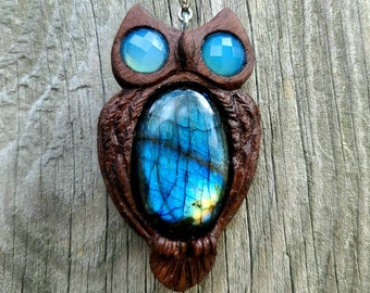 Pendentif hibou sculpté dans du noyer noir avec des pierres précieuses de labradorite et de calcédoine