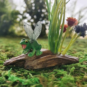 Handmade Fairy Garden Frog: Miniature Resin Animal with Wings