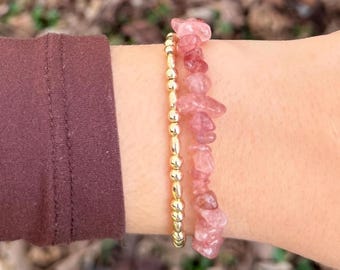 14K Gold Filled Reis & runde Perlenarmband Set, natürliches Edelstein Chip Armband Duo, grüner Aventurin Erdbeerquarz Rosenquarz