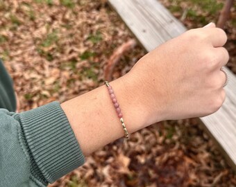 Erdbeerquarz Armband - 14k Gold gefüllt, natürlicher Edelstein, zierliches Stacking Armband, Geburtsstein Schmuck Geschenk für Frauen & Kinder