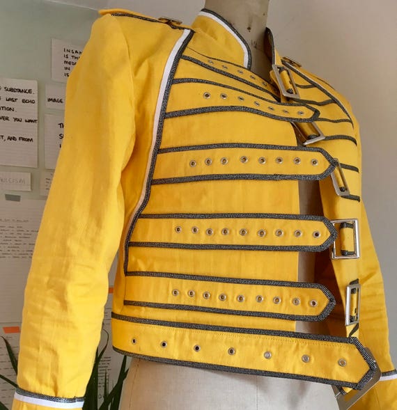 banda Reverberación Conquistar Freddie Mercury chaqueta amarilla con hebilla hecha a medida - Etsy México