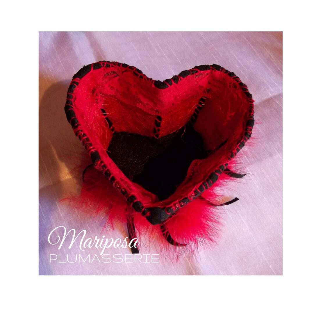 Écrin Rouge et Noir Plumes Dentelles
