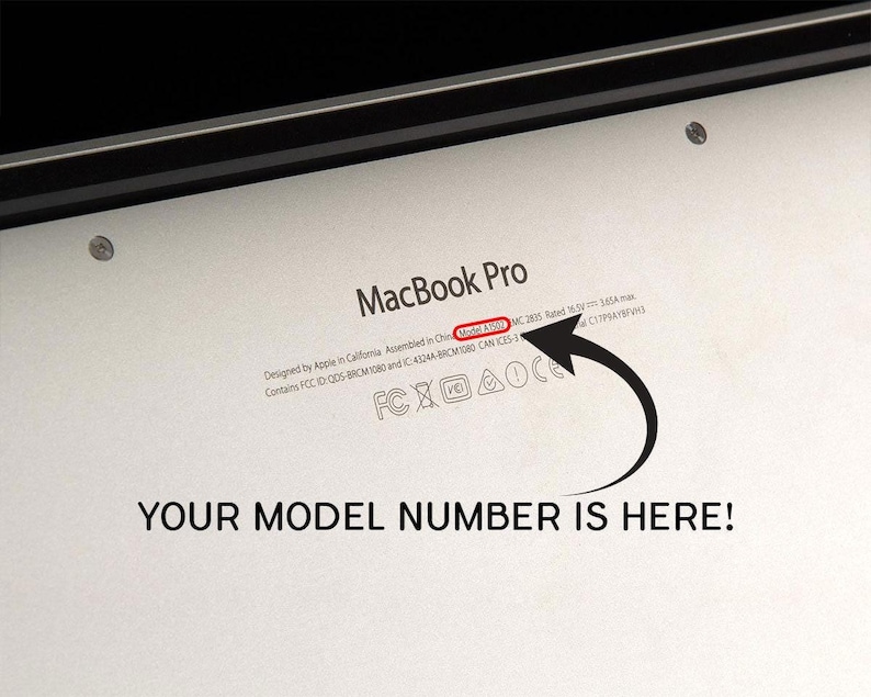 Op de afbeelding: Een close-up van de onderkant van een MacBook Pro. De tekst "MacBook Pro" is zichtbaar, samen met de tekst "YOUR MODEL NUMBER IS HERE!" en een pijl die naar het modelnummer wijst.
