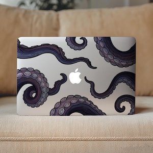 Op de afbeelding: Een zilveren laptop met een ontwerp van donkerpaarse octopus tentakels. De tentakels zijn over het oppervlak gerangschikt, met een wit Apple-logo in het midden. Een uniek en artistiek accessoire.