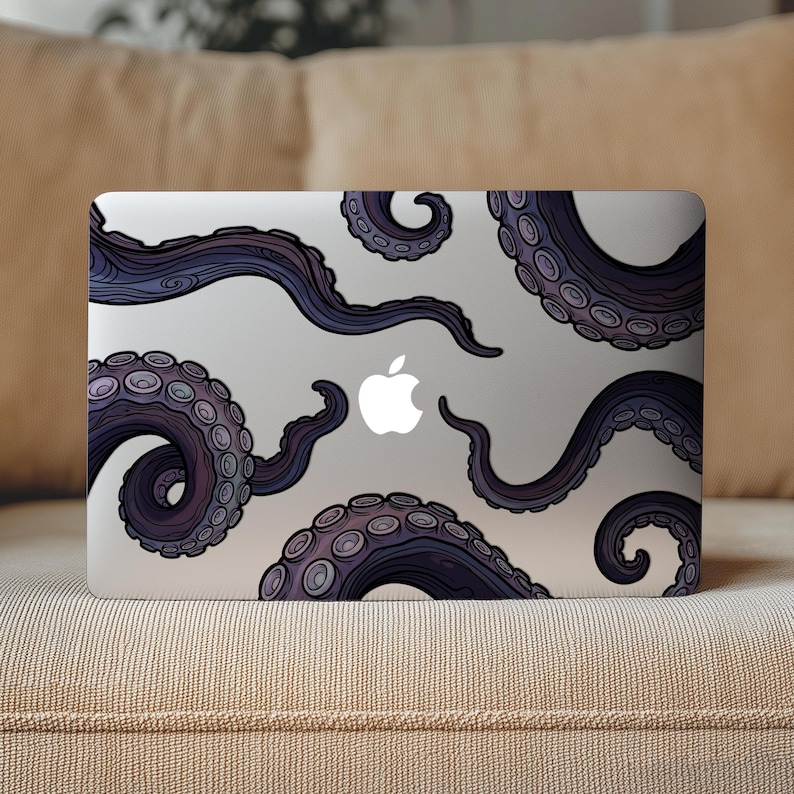 Op de afbeelding: Een zilveren laptop met een ontwerp van donkerpaarse octopus tentakels. De tentakels zijn over het oppervlak gerangschikt, met een wit Apple-logo in het midden. Een uniek en artistiek accessoire.