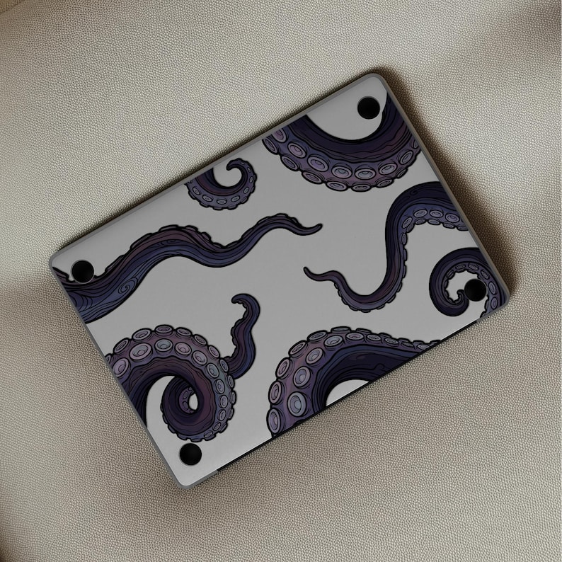 Op de afbeelding: Een witte laptophoes met een herhaald patroon van donkerpaarse octopus tentakels. De tentakels zijn gedetailleerd met cirkelvormige zuignappen. De hoes heeft zwarte voetjes.