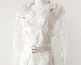Trench classique en TPU transparent pour femme : capuche amovible, ceinture, street style. Look familial.