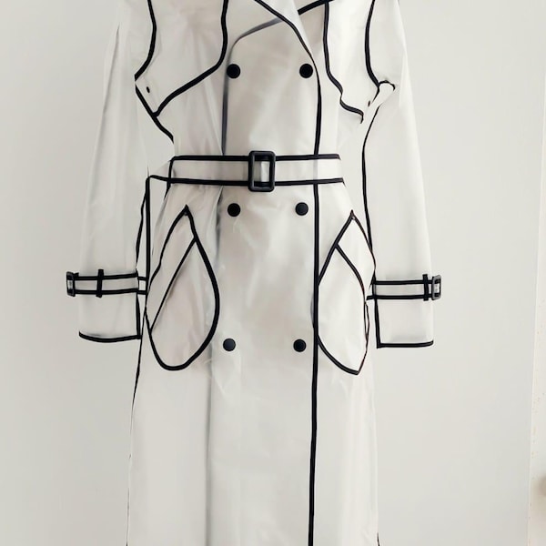 Casaco de chuva clássico translúcido fosco com detalhes em preto e capuz removível. Trench coat feminino de grife. Casaco feminino em PVC.