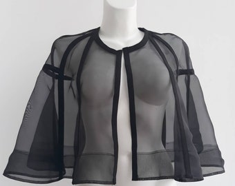 Cape transparente en organza d'Italie avec bordure. Vêtements en organza transparent. De magnifiques vêtements de mariage intemporels.