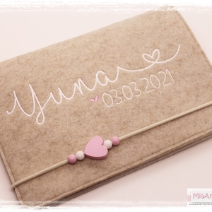 U-Heft Hülle Filz Herz Junge Mädchen personalisiert HERZ beige weiß rosa bestickt Impfpassfach