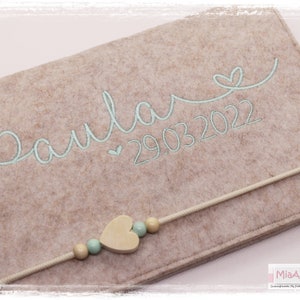 U-Heft Hülle Filz Herz Junge Mädchen personalisiert HERZ beige mint bestickt Impfpassfach Baby Geburt
