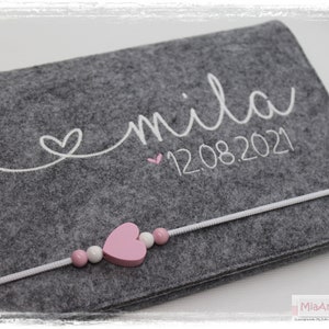 U-Heft Hülle Filz Herz Mädchen personalisiert HERZ grau rosa grau bestickt Impfpassfach