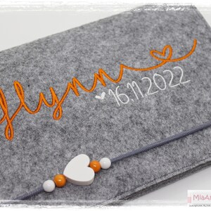 U-Heft Hülle Filz Herz Junge Mädchen personalisiert HERZ orange bestickt Impfpass