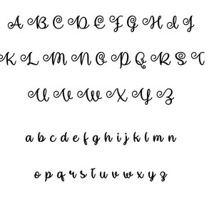 Pu&ograve; includere: Un font alfabeto in bianco e nero con lettere maiuscole e minuscole. Il font &egrave; corsivo e ha uno stile fantasioso.