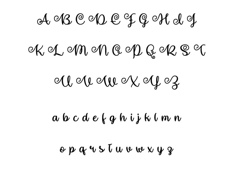 Pu&ograve; includere: Un font alfabeto in bianco e nero con lettere maiuscole e minuscole. Il font &egrave; corsivo e ha uno stile fantasioso.