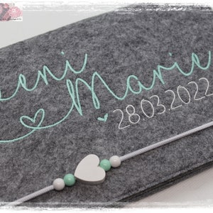 U-Heft Hülle Filz Herz Mädchen personalisiert HERZ grau mint weiß bestickt Impfpassfach Baby