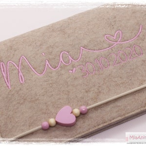 U-Heft Hülle Filz Herz Mädchen personalisiert HERZ beige rosa bestickt Impfpassfach